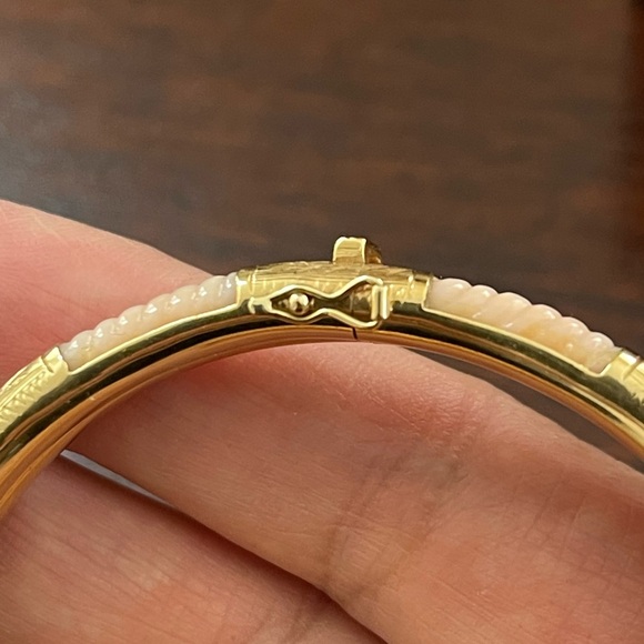 Solid 14K yellow gold & carved natural angel skin coral hinged bangle bracelet - Picture 9 of 12
